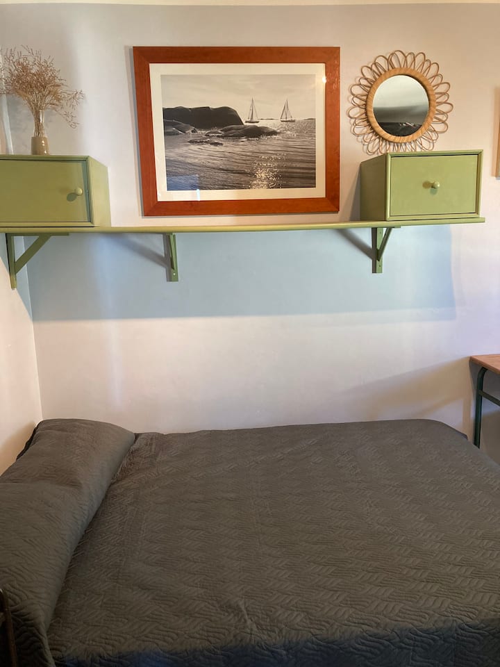 Საძინებელი და მისი 140*190 საწოლი, კომფორტული თეთრეული.