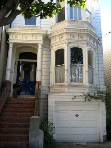 Pacific Heights 3 bedroom home with garage gallery image 3