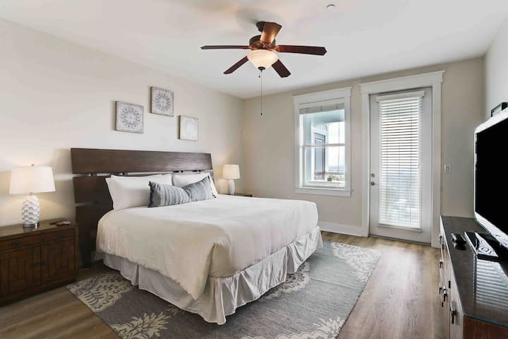 主卧有一张加大双人床。高端床垫非常舒适。可通往露台和海景。