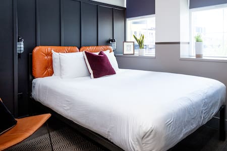 Queen Room in River North Boutique Hotel