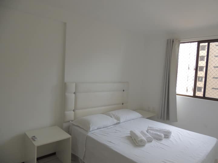 Dvokrevetna spavaća soba s klima-uređajem.