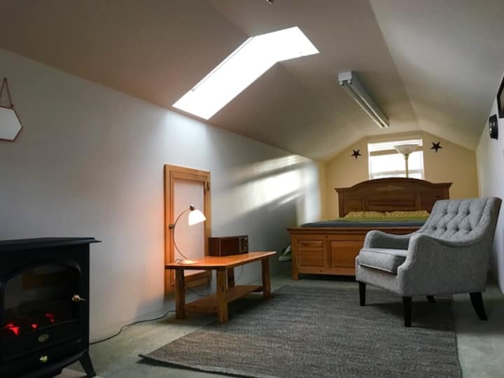 Cama tamaño queen en la habitación del departamento del garaje