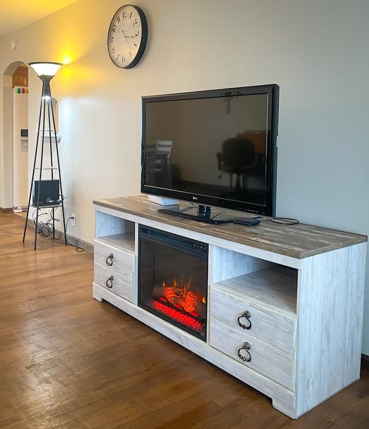 Discover Decatur In This 3 Br 2 Ba Getaway - Decatur, IL