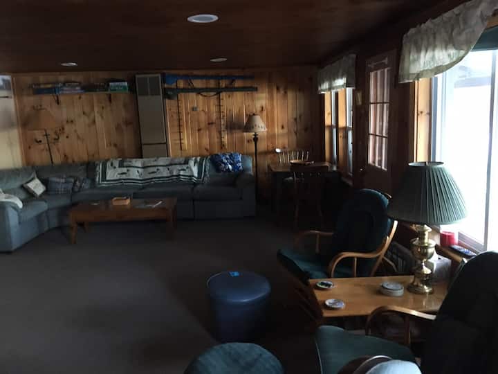 غرفة المعيشة فسيحة للغاية وتحتوي على الكثير من المقاعد. هناك أريكة مقطعية كبيرة ، 2 الطائرات الشراعية الكندية ، و 40"التلفزيون الذكية.