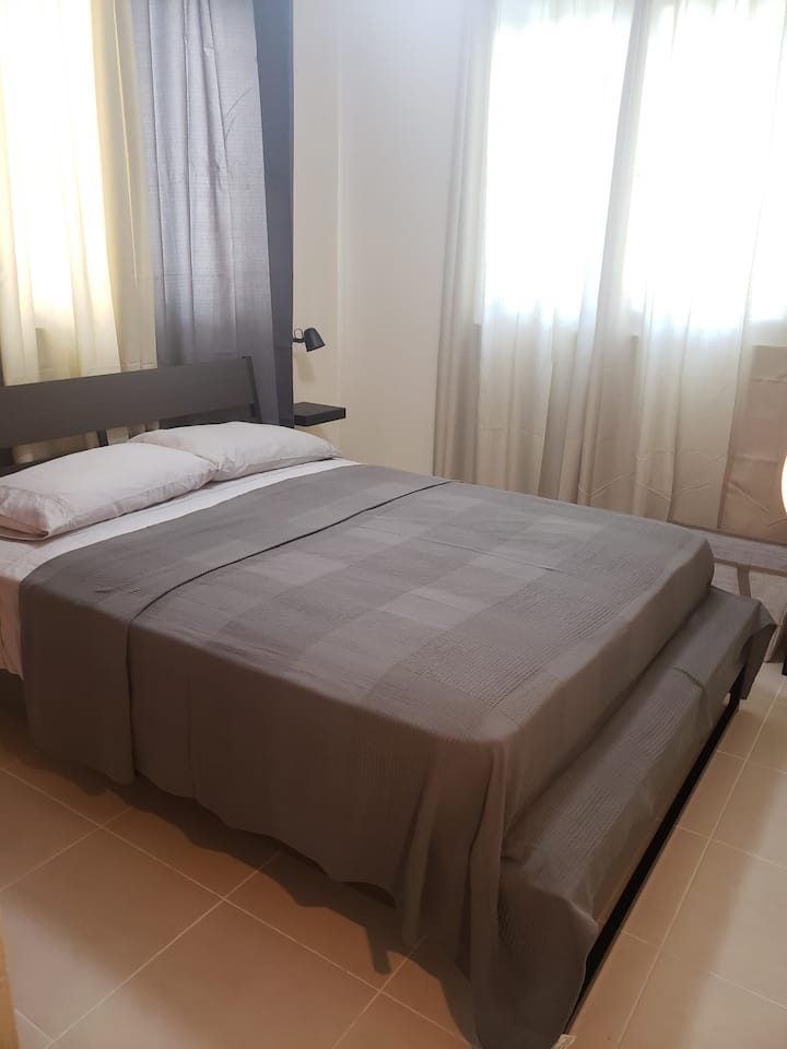 2. Dhoma e gjumit, mobiliet me cilësi të lartë.