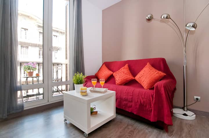 ห้องนั่งเล่นมีระเบียงพร้อมเก้าอี้และโต๊ะ