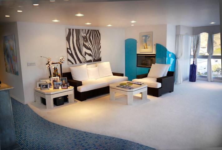 Malibu Oceanfront Luxury 2 Bedroom Penthouse. gallery image 2
