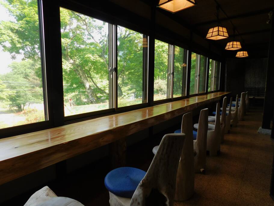 Counter table in the shared lounge space 杉の一枚板のカウンターテーブル(共用部)