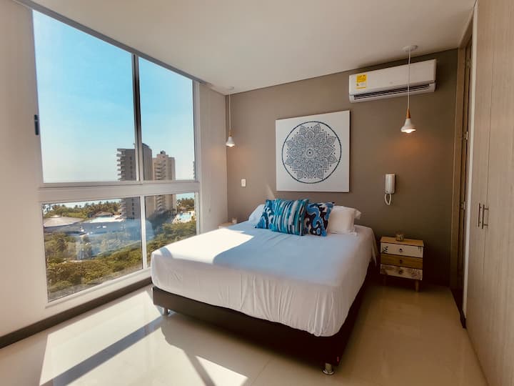 Room with queen size bed with very comfortable mattress and private bathroom, AA, Smart TV