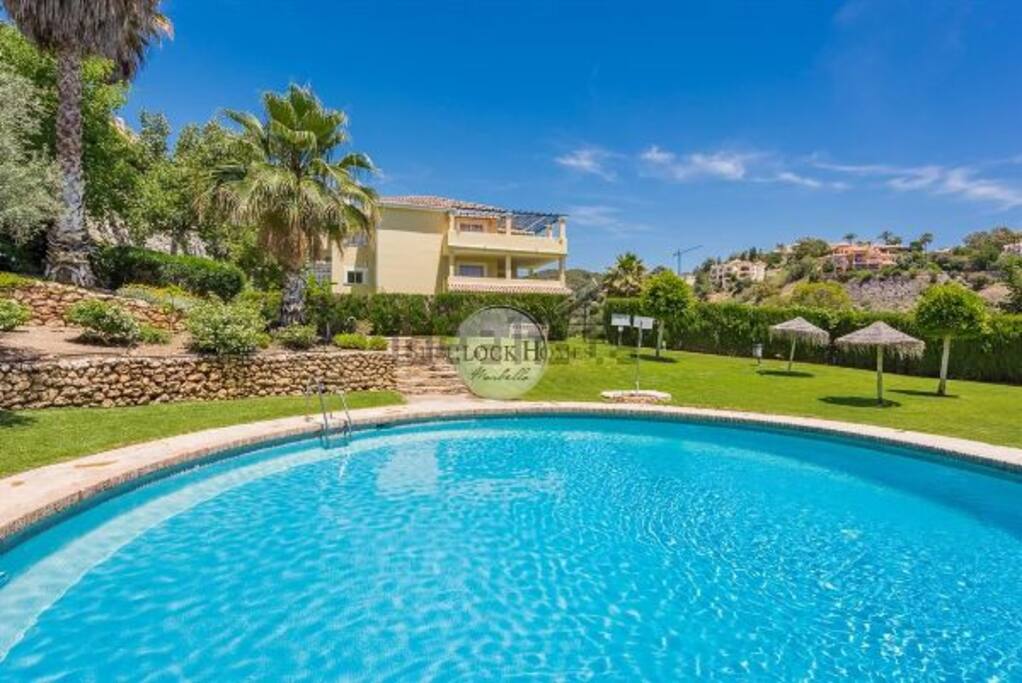 luxurious apartment five minutes from Puerto Banus , with a , community pool , one for adults another for children, beautiful gardens , ideal place to rest, and yet close to everything, restaurants , pubs , and also the center of Marbella.
Beach five minute drive .
In the complex there so you pay services such as gym , spa, golf lessons and golf and tennis, and a beautiful restaurant , with terraces and spectacular views.
The apartment is new newly renovated , with luxury furnishings , quality beds , spacious closets, and a terrace of 40 meters where sunrise and sunset looks .
sunny apartment south east.
The apartment consists of three full brand new bathrooms, one with shower and one with bath, one en suite.
In the third bedroom there is a trundle bed, a bed upstairs and another that pulls out below , all brand new.
Apartamento lujoso, a cinco minutos de puerto banus, zona tranquila ajardinara, con piscina comunitaria, una para adultos otra para ninos, hermosos jardines, lugar ideal para descansar, y al mismo tiempo cerca de todo, restaurantes, pubs, y también el centro de Marbella.
Playa a cinco minutos en coche.
En la urbanización existen servicios de manera paga, como gym, spa, clases y campos de golf y tenis, y un hermoso restaurante, con terrazas y espectaculares vistas.
El apartamento, es nuevo recién reciclado, con un amueblamiento de lujo, camas de primera calidad, amplios armarios, y una terraza de 40 mts donde se ve la salida del sol y atardecer.
Apartamento soleado con orientación sur este.
El apartamento consta de dos baños completos a estrenar, uno con ducha y el otro con bañera, uno de ellos en suite.
En el tercer dormitorio existe una cama nido, una cama arriba y otra que se saca de abajo, todo a estrenar.