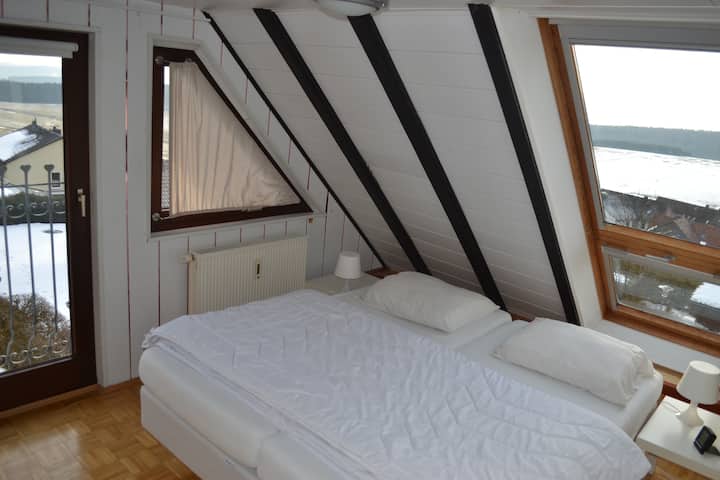 Chumba cha 2 cha kulala kwenye ghorofa ya juu karibu na eneo la kuchezea.
Chemchemi ya sanduku