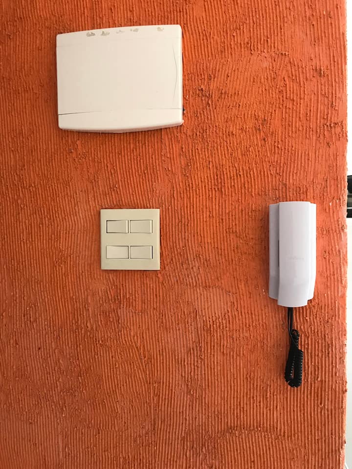 Intercomunicador con porteros y cámaras las 24 horas en el área del condominio.