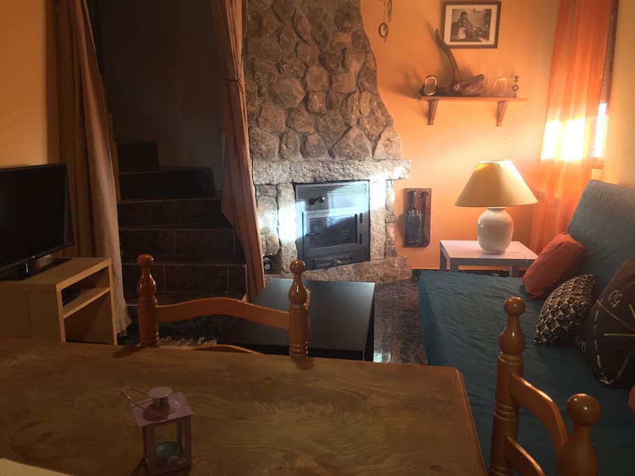 Salón desde la cocina; tv de 32", chimenea, sofá nuevo, dvd con pelis, y muchas cosas más....
