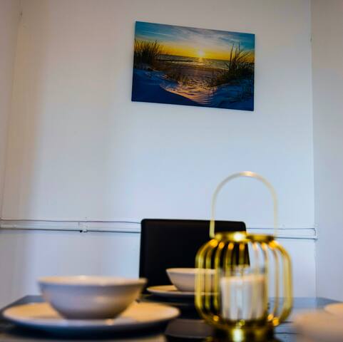 2 bedrooms- Very spacious-free parking-Wi-Fi gallery image 2