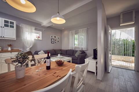 Popular Airbnb listing: Apartment Roza Beach in Općina Okrug