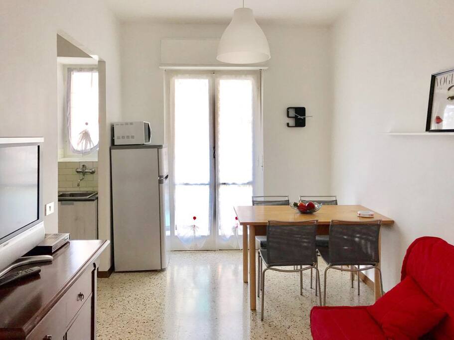 Soggiorno con balcone verso interno cortile