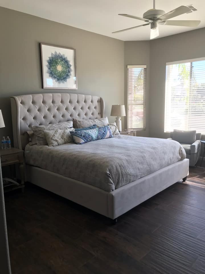 Luxusná posteľná bielizeň v tejto pohodlnej manželskej posteli s manželskou posteľou King a neoceniteľným výhľadom na jazero.
Hlavná kúpeľňa ponúka veľkú vaňu