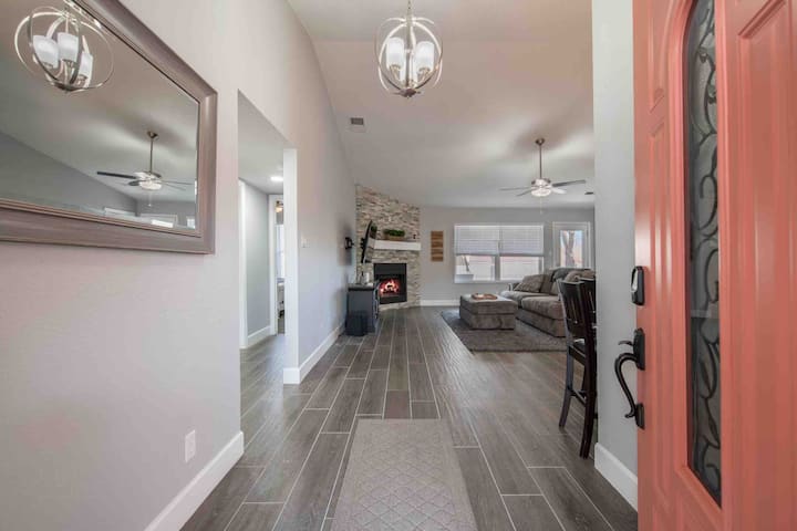 Cozy 3 Bedroom With Nm Sunset 🏔 Views! - Albuquerque, NM