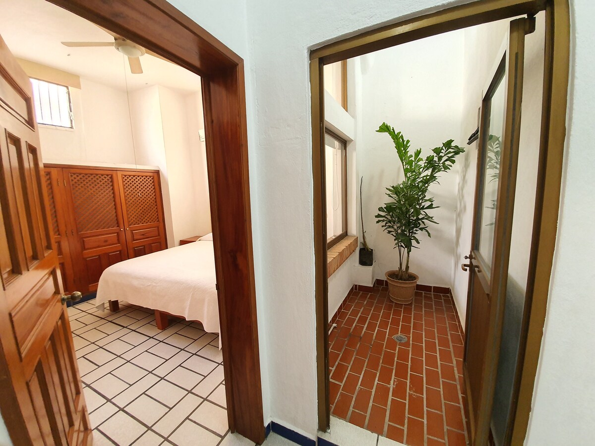 Მეორე ოთახის შესასვლელი დერეფნიდან (მარცხნივ) და პატარა პატიოდან მარჯვნივ. 