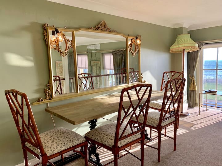 Mezzanine dining area