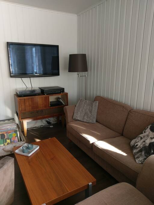 Sofagruppe. Tv med Canal Digital. Gratis wifi.