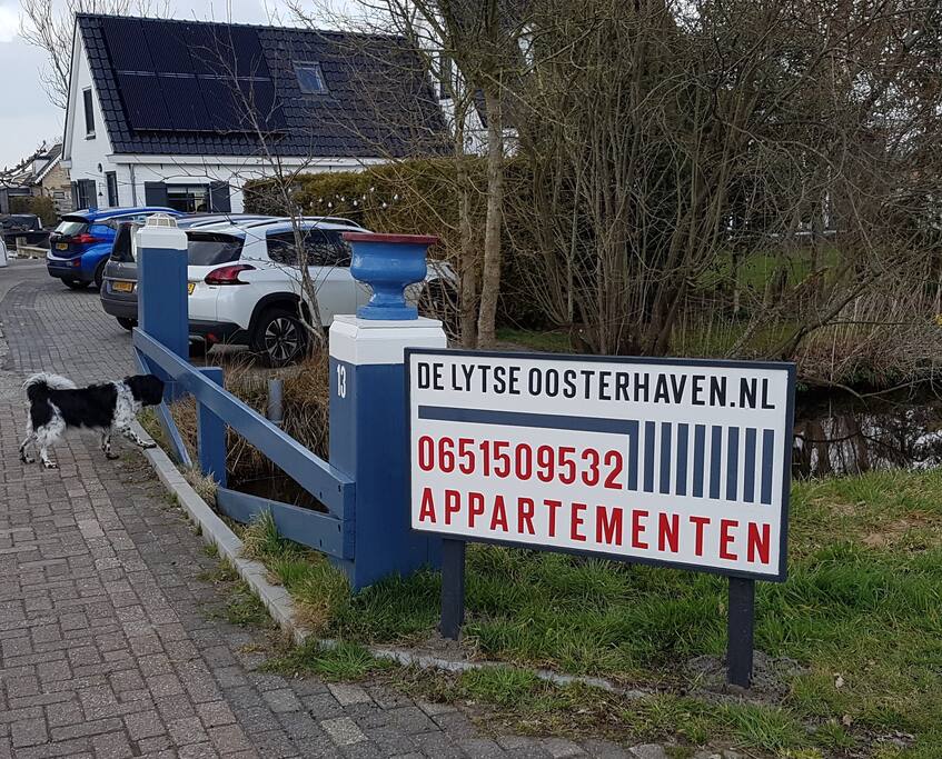 Bord bij de oprit naar het appartement