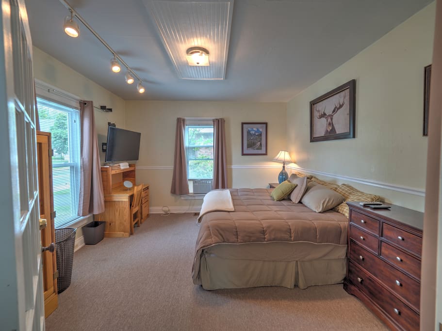 Bedroom 1 - King Bed
