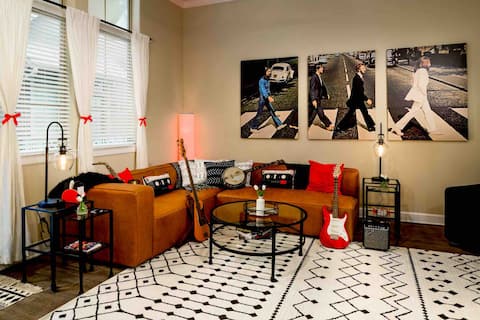 Popular Airbnb listing: Walk NRG Stadium & Med Center- Rock-N-Roll in Astrodome Area