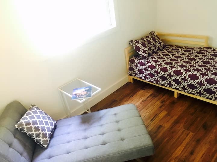 Единечен/единечен или единечен/брачен кревет (се претвора во единечен, единечен се претвора во брачен кревет)