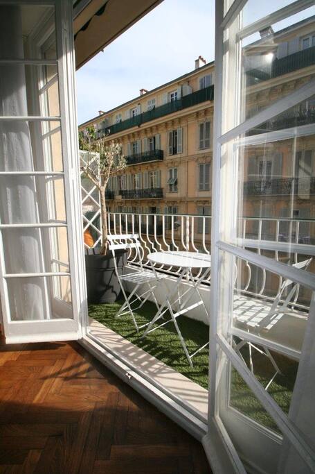 Balcon, table bistrot, Olivier, gazon synthétique