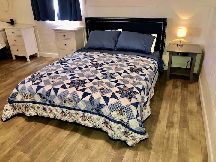 One bed is a queen, the other a full