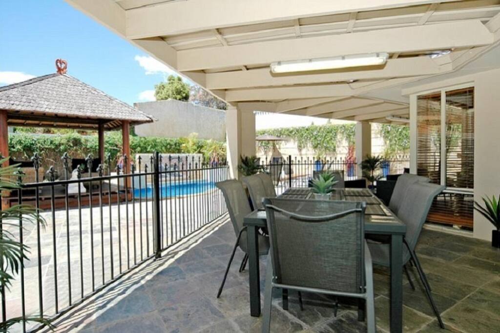 Dining alfresco