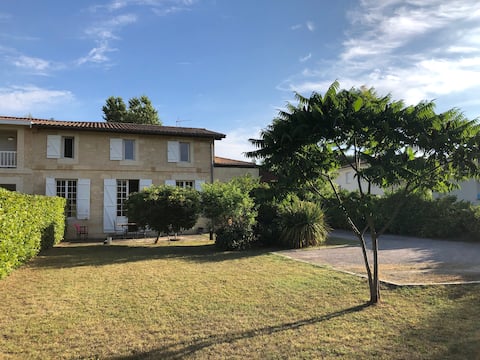 Charming stone house between Bordeaux and the sea