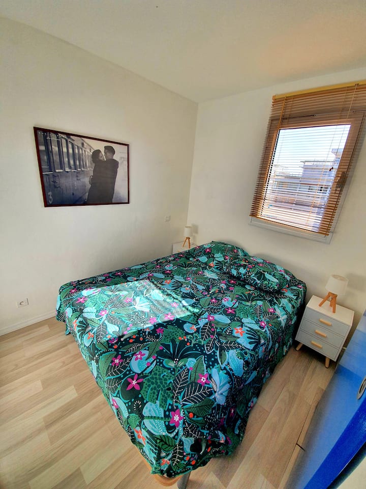 Самостоятелна стая,  легло в 140×190.