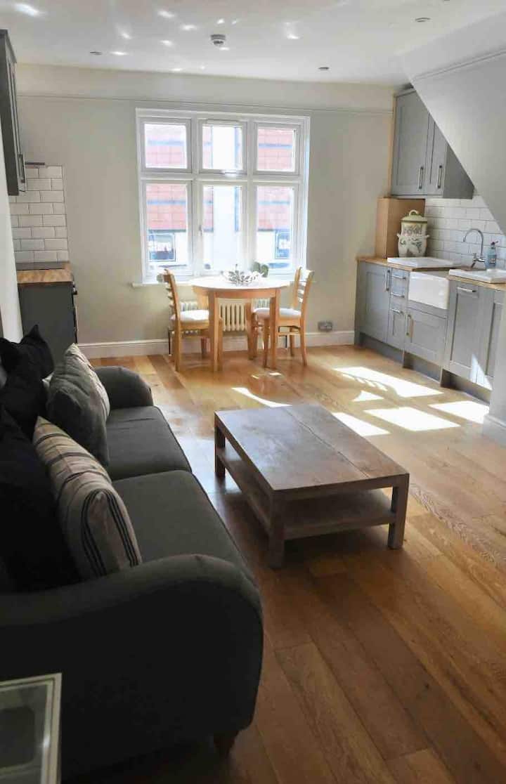 Modern 2 Bedroom Apartment In Newbury Town Centre - Highclere