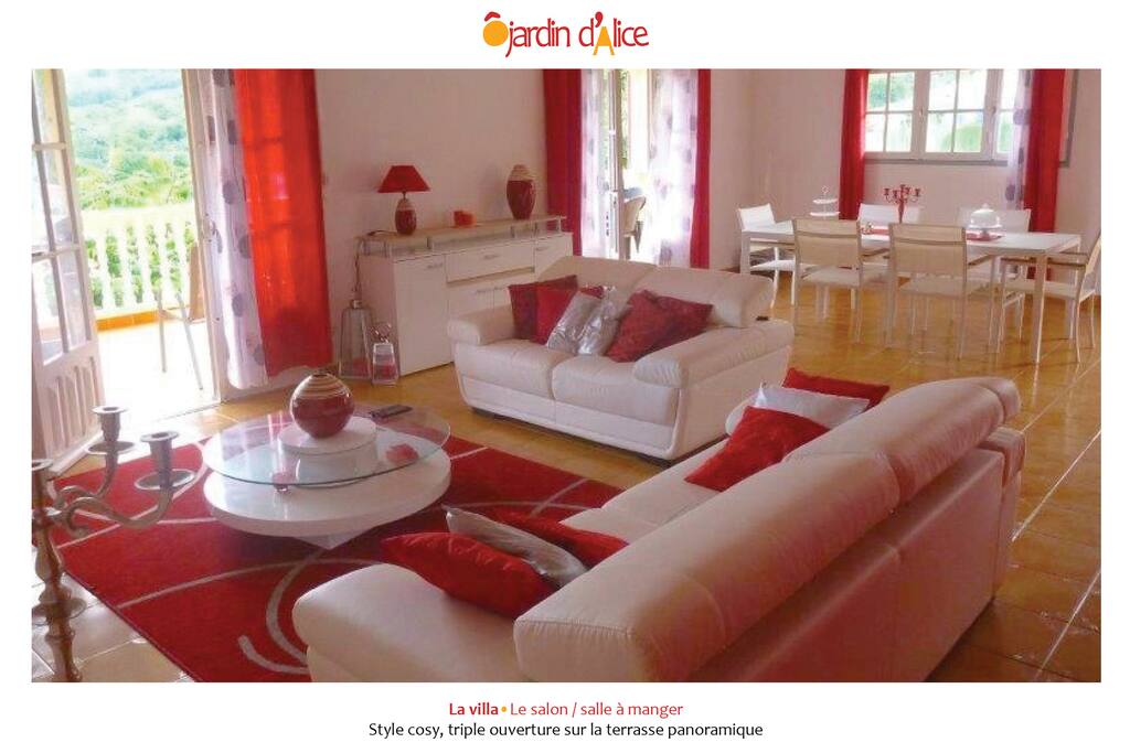 Le salon / salle à manger au style cosy, avec une triple ouverture sur la terrasse panoramique.