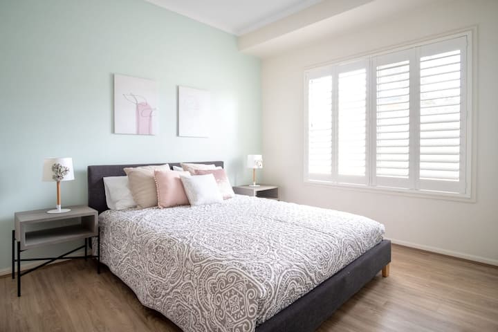 三号卧室配有一张标准双人床。