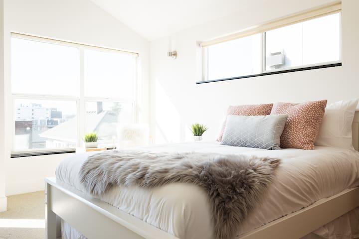 3BR Urban Oasis w/ Deck & Near Space Needle gallery image 2