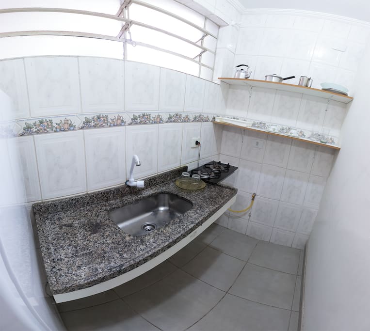 Cozinha com pia e cooktop