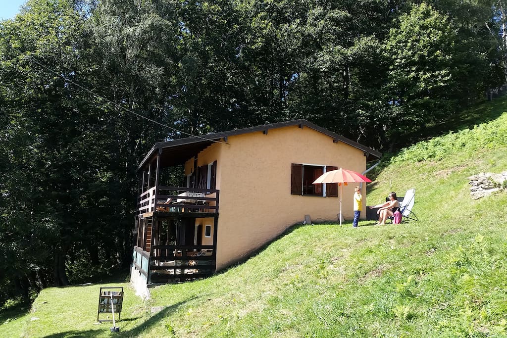 Casa con giardino e vista del terrazzo