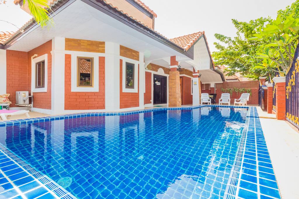 Private pool. 私人游泳池。