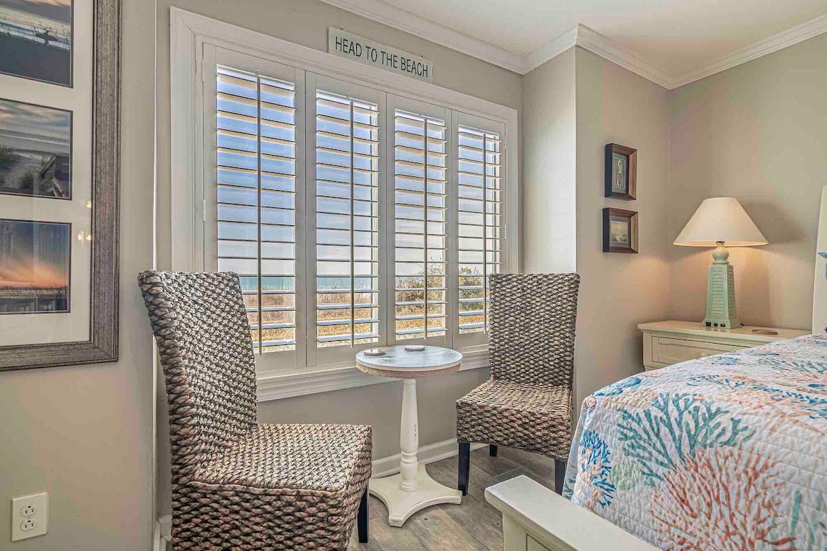 这是主卧室。 设有休息区，可供您坐下，可观看海浪，还有一张标准双人床和独立浴室。 