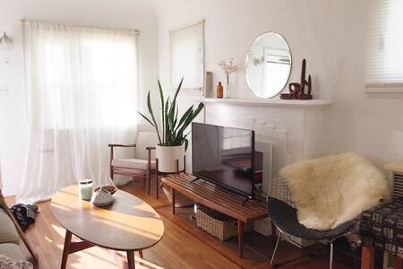 Bright & Airy Sunroom In The City Heights Cottage