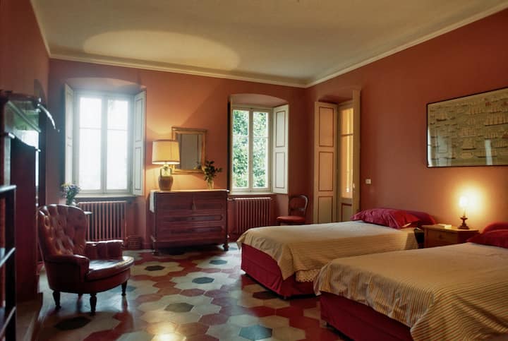 Црвената соба на првиот кат.