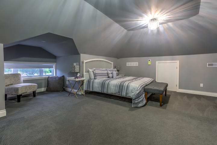 בלופט המפואר יש מיטת קינג סייז, קירור וחימום אישי ושפע של מקום להתארגנות.  נווה מדבר אמיתי להירגע ולהתחדש.