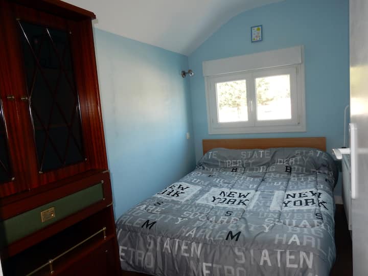 malá spálňa  s manželskou posteľou