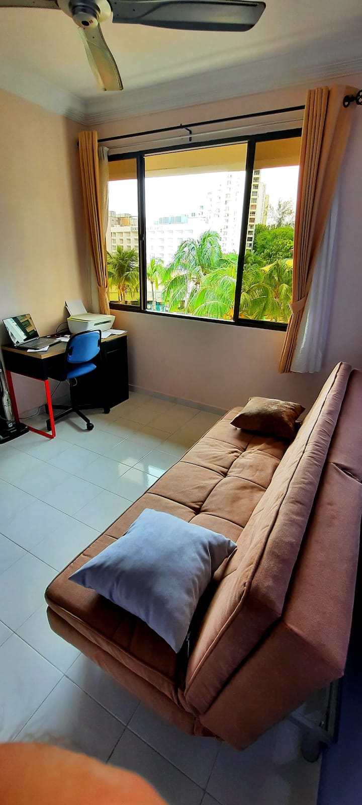 Детска соба : кауч и биро (достапен е печатач)