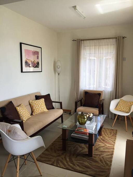 - Le canapé dans le salon avec vue sur mer
- the living room with sofa, having a panoramic vie of the beach downstairs