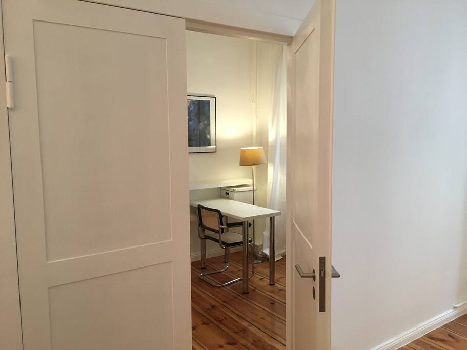 Blick ins Zimmer 2: Schlafen + Bureau