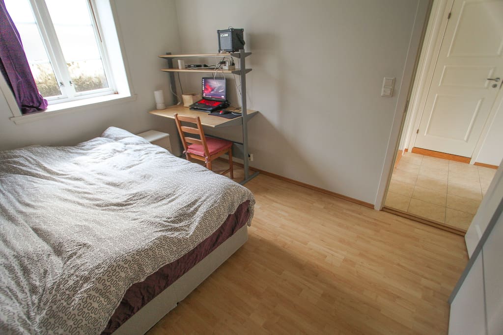 Private bedroom with 150x200 double bed and working desk.